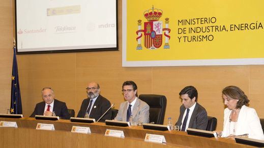 El Ministerio de Industria impulsa, junto con Indra, Telefónica y Banco Santander, la transformación digital de la industria española