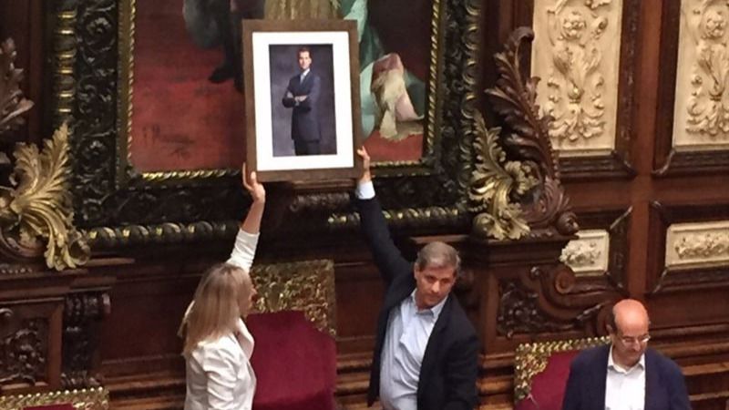 Un vodevil en el Ayuntamiento de Barcelona: ahora el PP cuelga un retrato del Rey Felipe VI