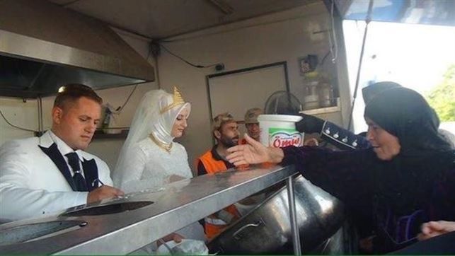 Una pareja turca comparte su banquete de bodas con 4.000 refugiados sirios