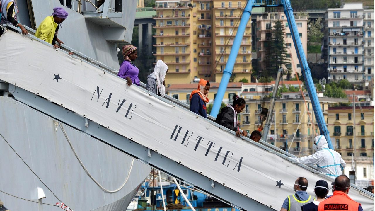 Naufraga un barco cerca de Libia con unas 700 personas a bordo