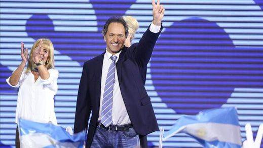 El 'kirchnerismo' que no cesa: Daniel Scioli, su candidato oficial, gana las primarias en Argentina