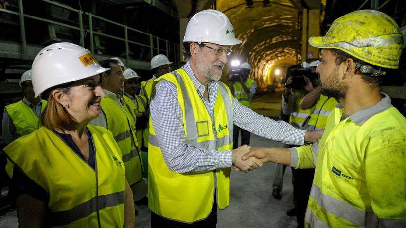  Rajoy junto a la ministra de Fomento, Ana Pastor,  visita las obras del AVE en el túnel de Prado (Vilar de Barrio)