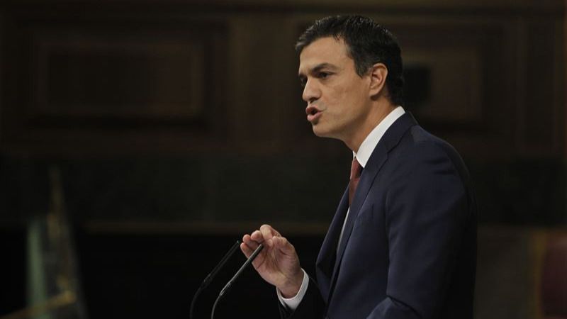 Pedro Sánchez obvia a Montoro y se lanza a la yugular de Rajoy acusándole de 'falta de gallardía' para defender los Presupuestos