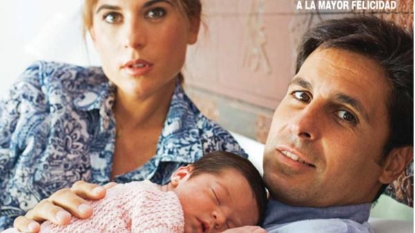 Fran Rivera posa con su mujer y su hija recién nacida