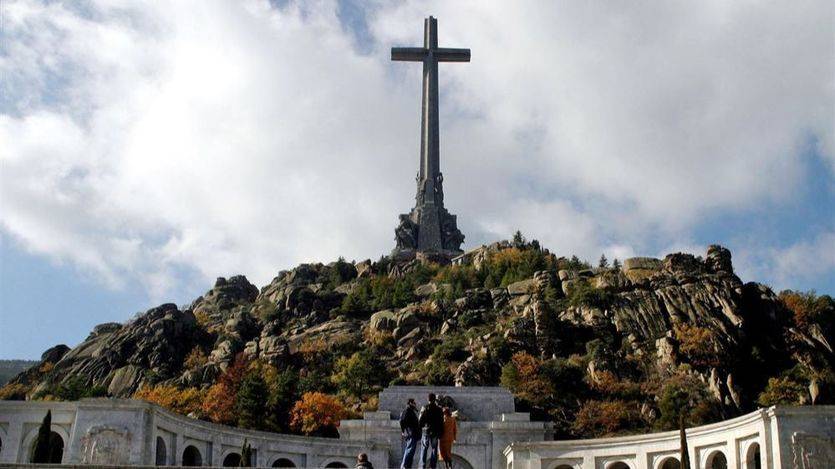 El PSOE pedirá fondos para abrir fosas y exhumar los restos de Franco del Valle de los Caídos