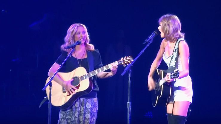 Taylor Swift versiona 'Smelly Cat' junto a Lisa Kudrow (Phoebe en 'Friends')