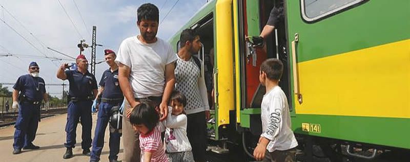 Más problemas para los refugiados sirios: les bajan del tren antes de llegar a Austria