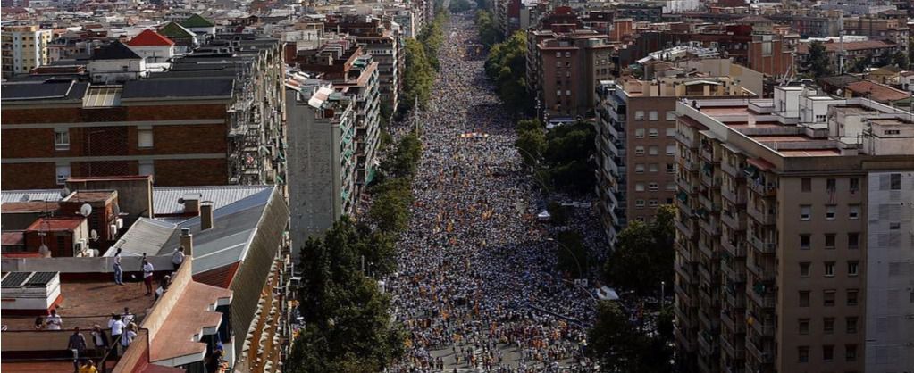 Miles de catalanes participan en una Diada histórica con la ausencia de Mas