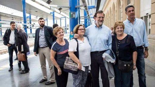 Rajoy se hace un 'semi-selfi' en Twitter con Sánchez y dice 'unidos ganamos'