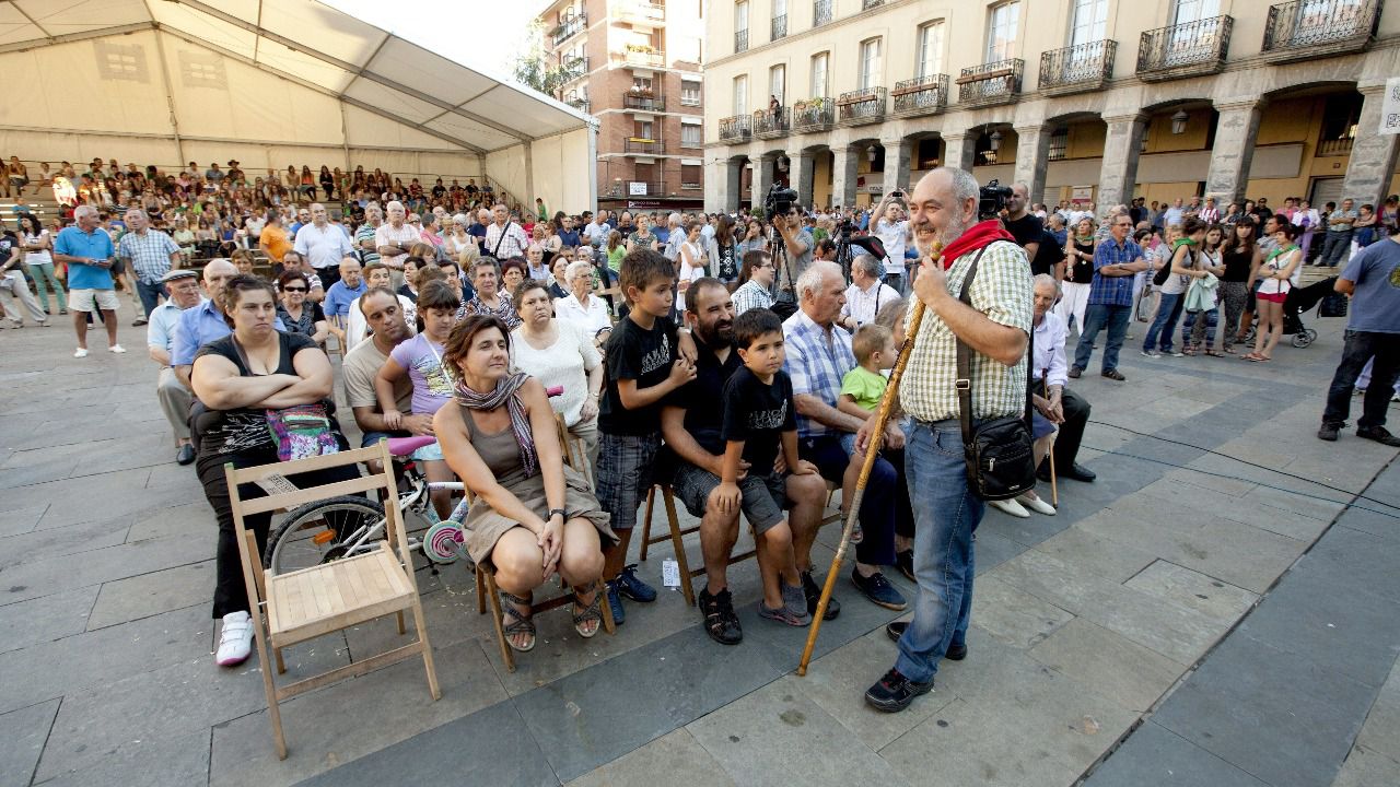 Condenan al alcalde de Llodio a pagar 1.500 euros mensuales hasta que cuelgue la bandera española en el Ayuntamiento
