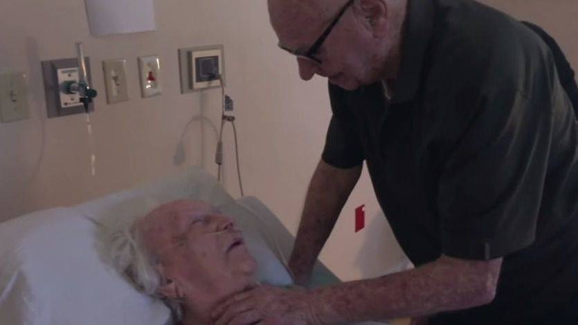 Un anciano emociona a la Red cantando a su mujer en el hospital