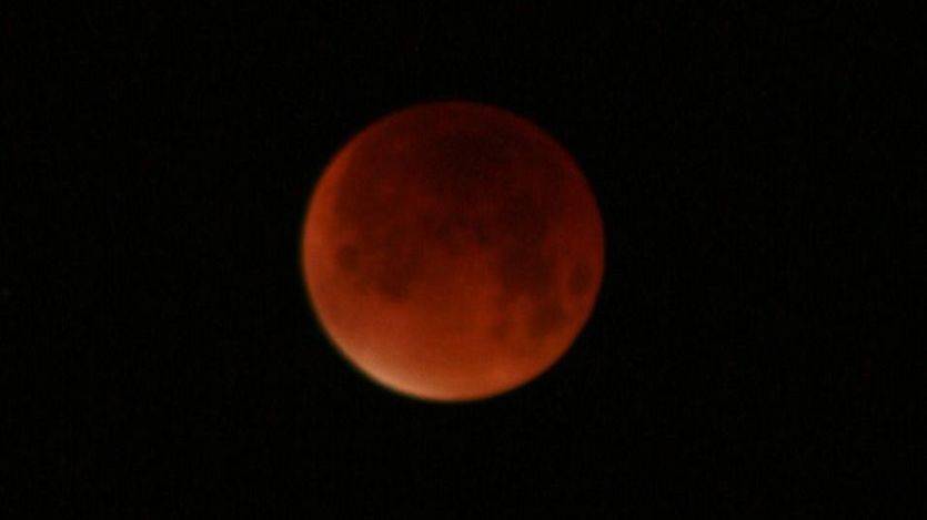 Así fue el eclipse de superluna que tiñó el cielo de rojo
