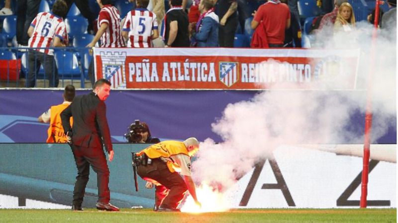 La UEFA expedienta a Atlético y Benfica por las bengalas en su partido en el Calderón