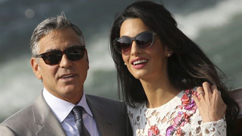 Amal Clooney tiene juanetes