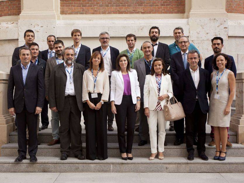 En el centro de la fotografía, Cristina de Parias, directora de BBVA España, junto con los responsables de los emprendimientos sociales que han presentado hoy su proyectos.