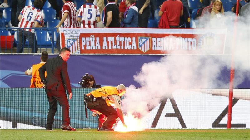 Antiviolencia propone multas de 60.000 para los seguidores del Benfica que lanzaron bengalas en el Calderón