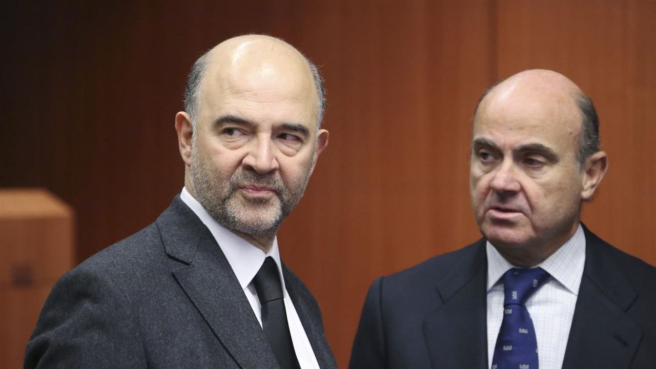 El francés Pierre Moscovici, enemigo público número uno para el Gobierno Rajoy en Europa