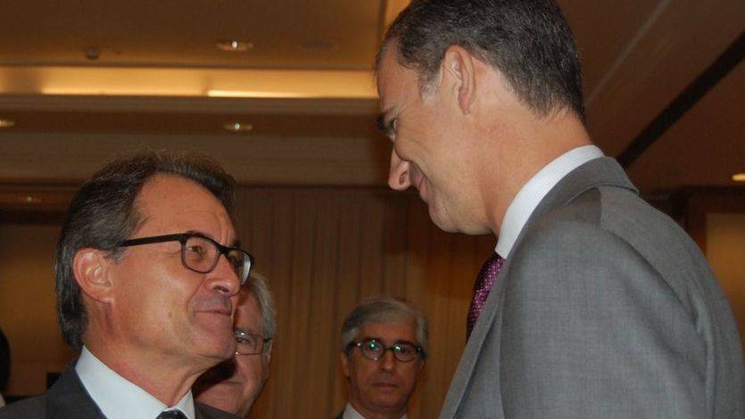 El Rey y Mas se saludan cordialmente en el acto de Barcelona: 'Que vaya muy bien'