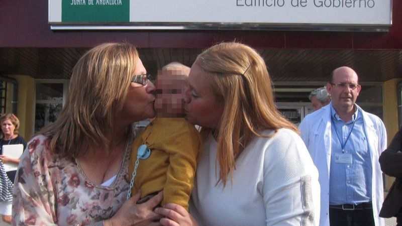 Una abuela salva la vida a su nieto con el primer trasplante de hígado de donante vivo en España