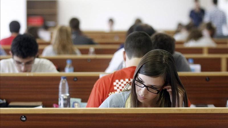 '¿Bendita ignorancia?': Los españoles tenemos el nivel educativo más bajo de OCDE, pero somos más felices