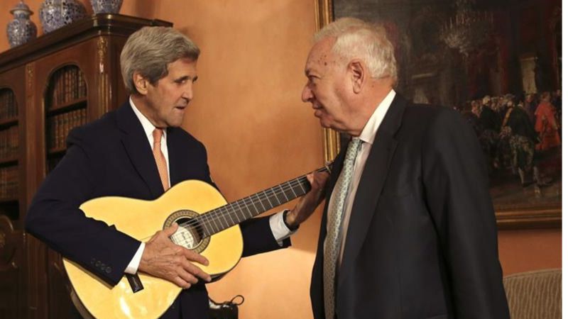 John Kerry marca el compás con la guitarra regalada por Margallo tras aterrizar en Madrid