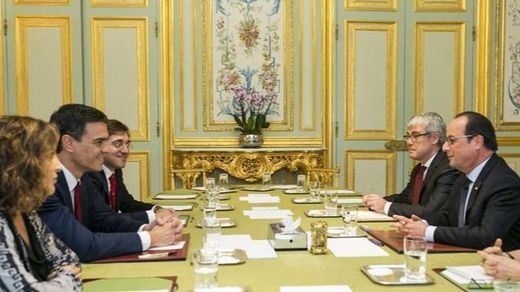Y Pedro Sánchez recibe en París el respaldo de Hollande y Valls a su candidatura