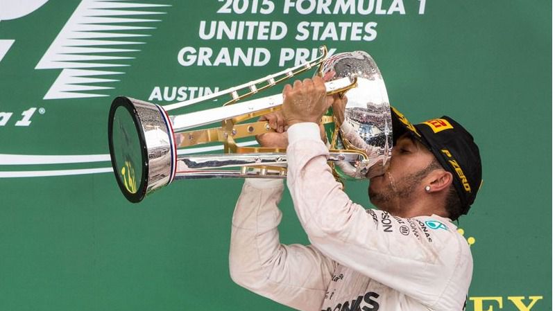 Hamilton gana en EEUU y se corona triple campeón mundial