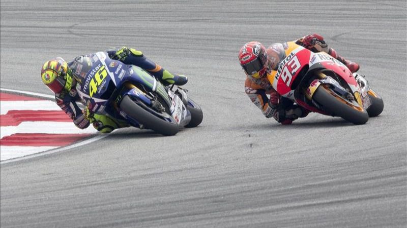 Ni la prensa italiana defiende a Rossi por su patada a Márquez