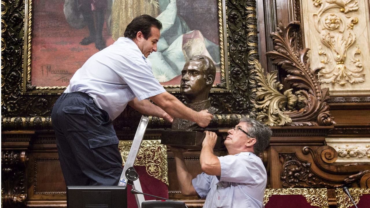 El Gobierno demanda al Ayuntamiento de Barcelona por no colgar el retrato del Rey