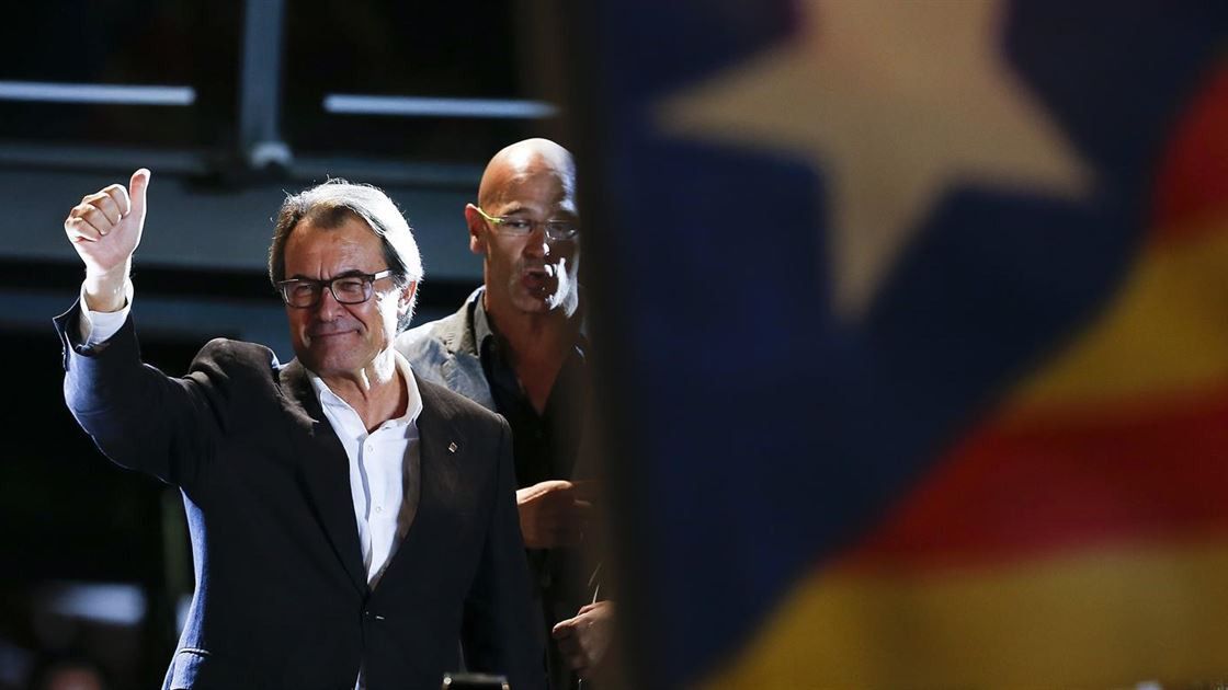 Artur Mas, ni héroe ni mártir: los catalanes no le quieren de president ni en pintura