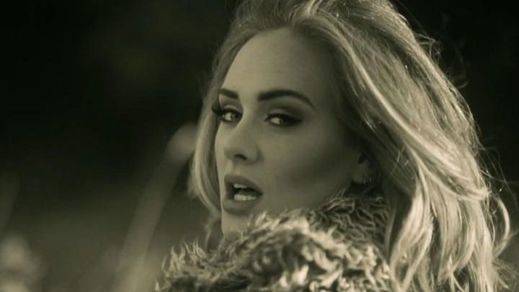 Adele bate récords con 'Hello' y se enfada con Damon Albarn