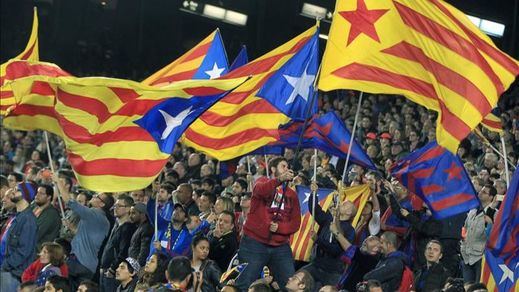 Un Camp Nou lleno de 'esteladas' mantiene el desafío a la UEFA