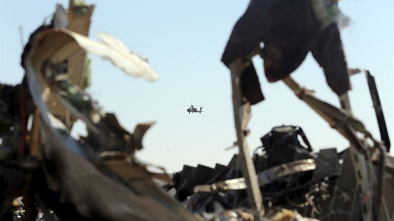 El Reino Unido da por hecho que el avión ruso fue derribado por un 'artefacto explosivo' y suspende los vuelos sobre el Sinaí