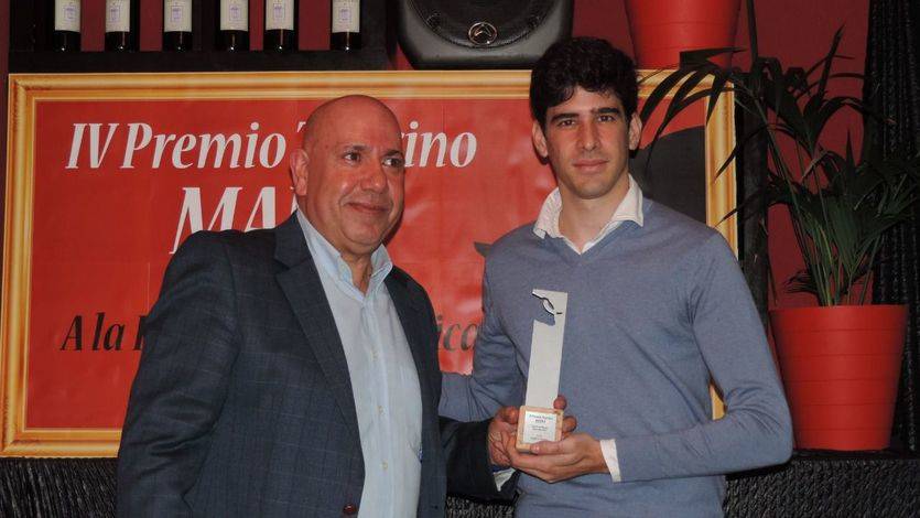 López Simón recibe su premio de Alfonso Pedragosa