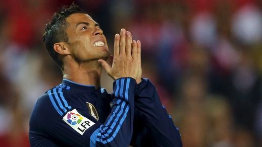 Un Madrid muy vulgar se ahoga en el Guadalquivir y cede el liderato al Barça (3-2)