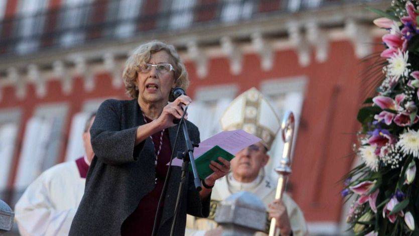 Carmena se compromete ante la virgen a que Madrid tenga 'abrazos acogedores' para los refugiados