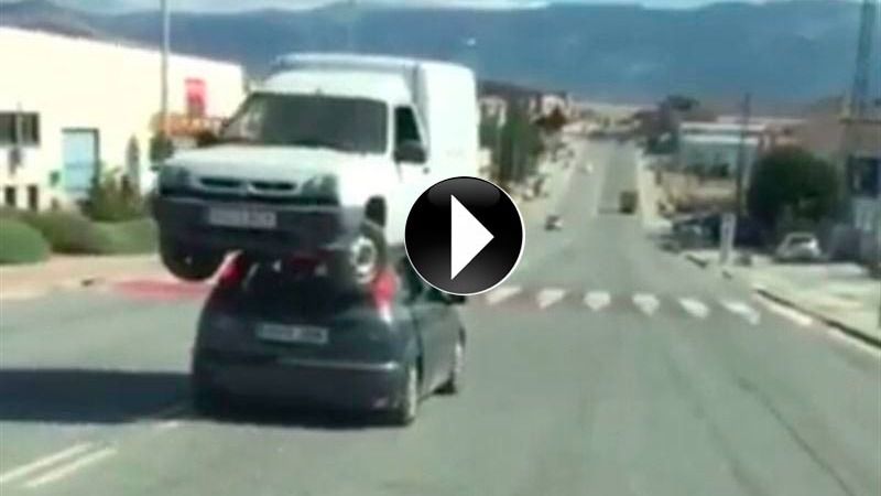 Cazan a los imprudentes de un vídeo viral en el que trasladan una furgoneta en el capó