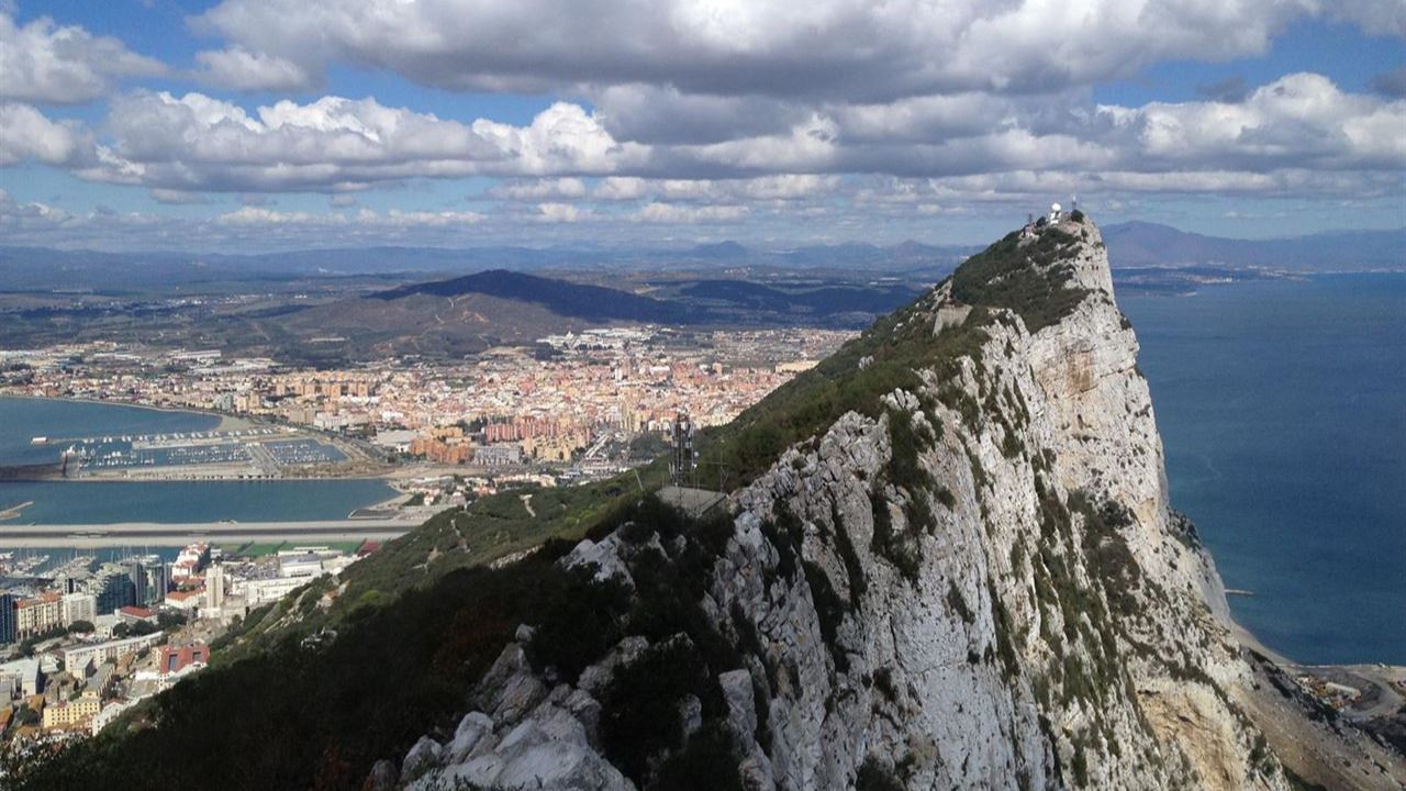 Los españoles 'trolean' una encuesta sobre el futuro de Gibraltar en la prensa británica