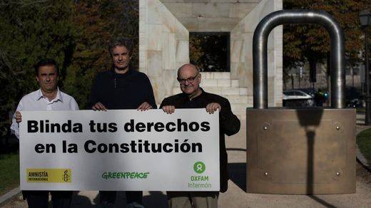 Los principales partidos, excepto el PP, contemplan el blindaje de derechos que reclaman las ONG pero no lo detallan en sus programas electorales