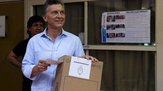 Los sondeos a pie de urna dan el triunfo al opositor Macri en las presidenciales argentinas
 