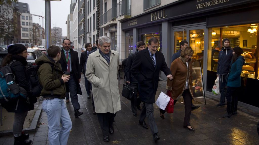 Y Rajoy desafía al clima de Bruselas con un paseo por la capital belga
