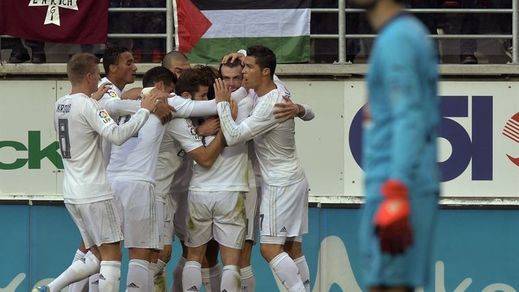 Al Madrid le cuesta pero gana en Eibar y no se descuelga de la cabeza (0-2)