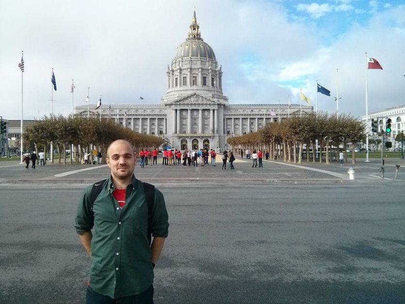 Francisco Calatayud frente al ayuntamiento de San Francisco