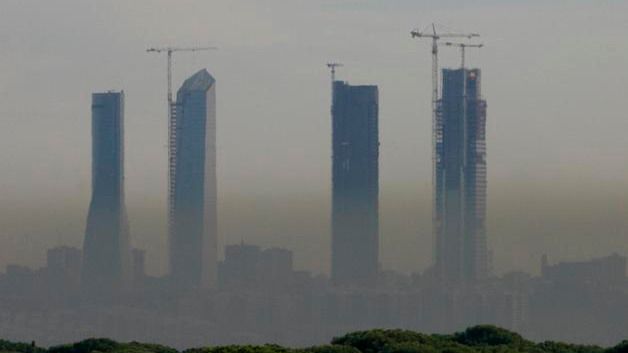 La capital, otra vez paralizada por la contaminación: Madrid activa el 'Escenario 2' y prohíbe aparcar en la zona centro