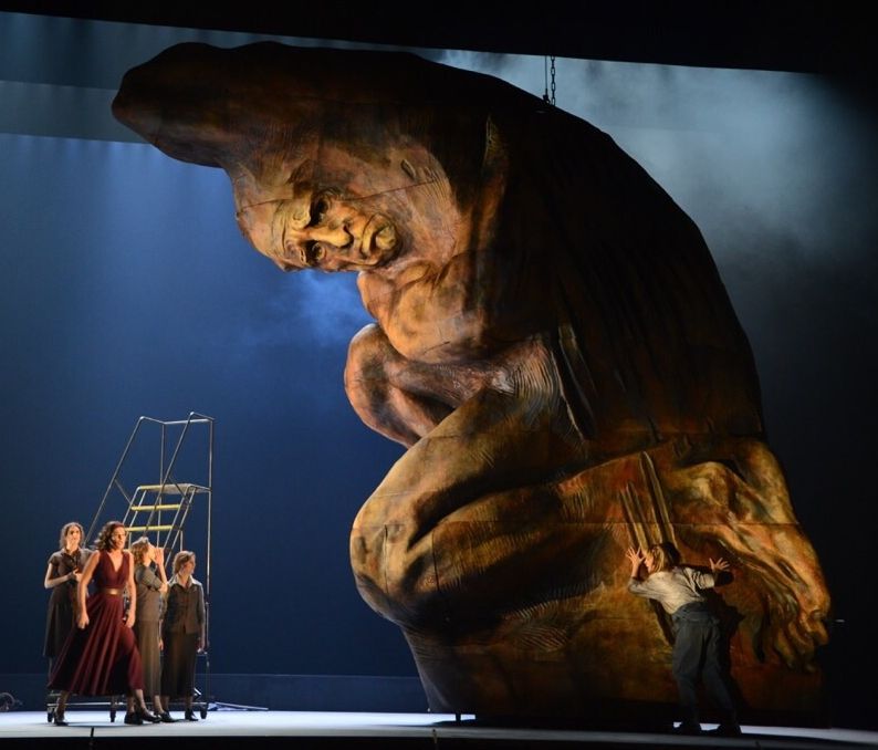 Escultura de Victor Ochoa de más de 7 metros por impresión 3D, escenario de la ópera Elektra en Montreal