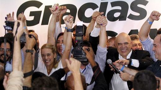 La oposición venezolana celebra ya haber obtenido mayoría calificada en la Asamblea