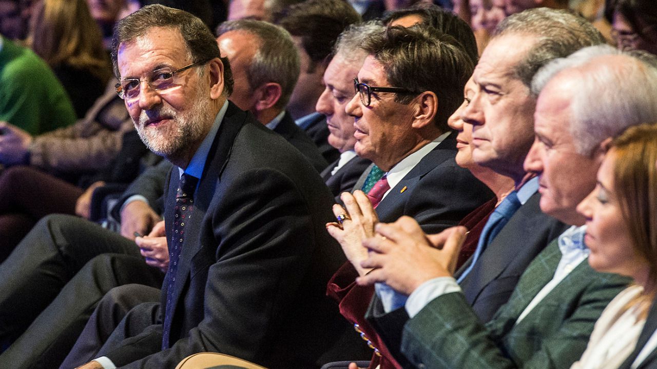 Las últimas encuestas dejan al PP rozando los 130 escaños y al PSOE camino de la debacle