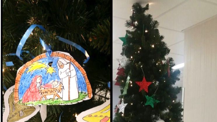 Los pacientes más pequeños decoran a su gusto los árboles de navidad de HM Hospitales