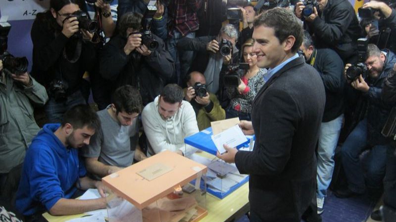 El candidato de C's vota, esta mañana, en L'Hospitalet de Llobregat.