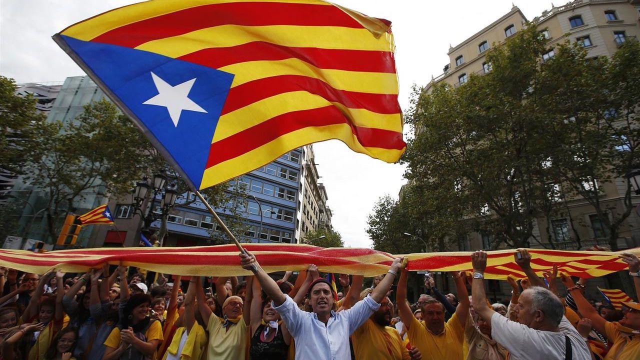 En Cataluña, la lista de la izquierda 'EnComúPodem' gana las elecciones y el partido de Mas se hunde